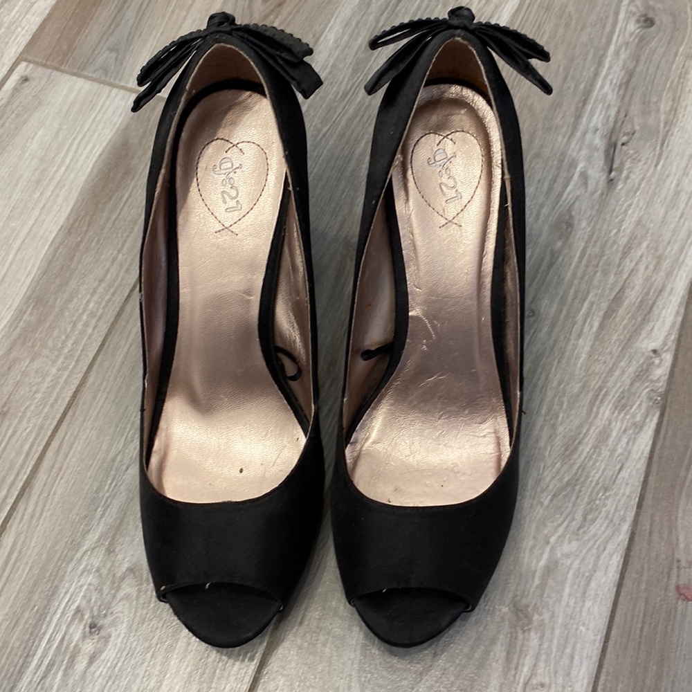 Super cute 🥰 Black heels with back bow detail